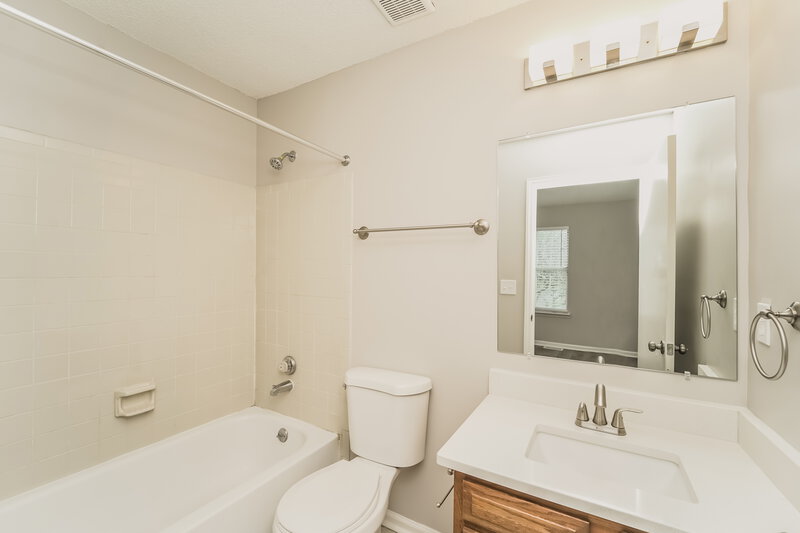 1,495/Mo, 6145 Windsor Gate Ln Charlotte, NC 28215 Main Bathroom View