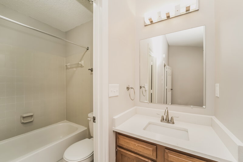 1,495/Mo, 6145 Windsor Gate Ln Charlotte, NC 28215 Bathroom View
