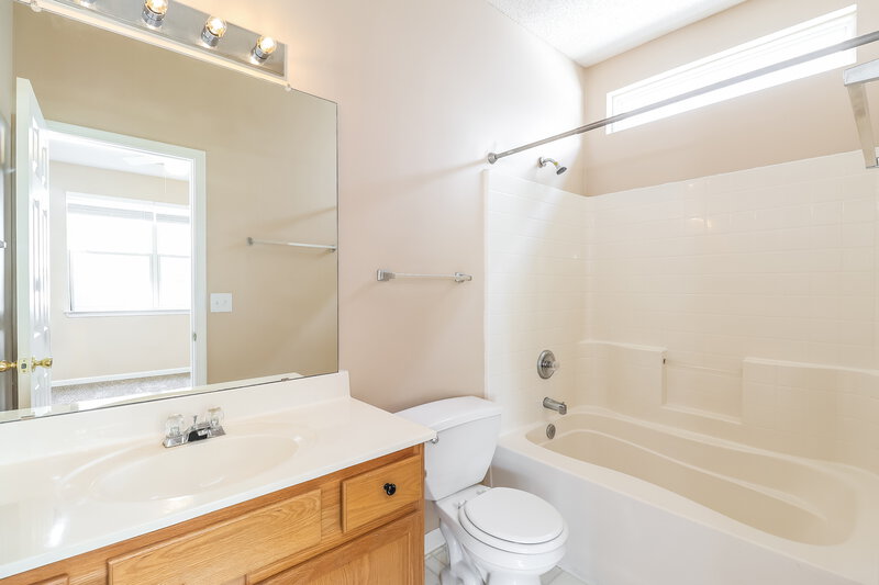 1,795/Mo, 8707 Meadowmont View Dr Charlotte, NC 28269 Main Bathroom View