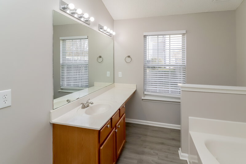 2,045/Mo, 9832 Aventide Ln Charlotte, NC 28215 Main Bathroom View