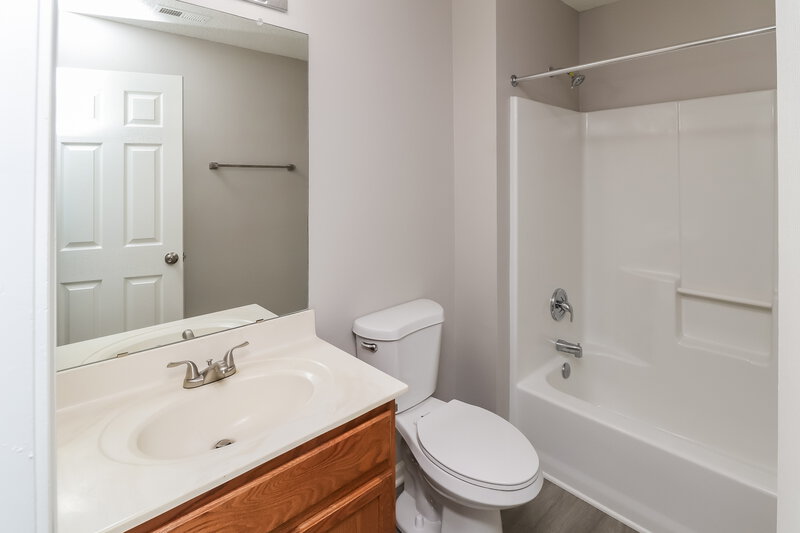 2,045/Mo, 9832 Aventide Ln Charlotte, NC 28215 Bathroom View