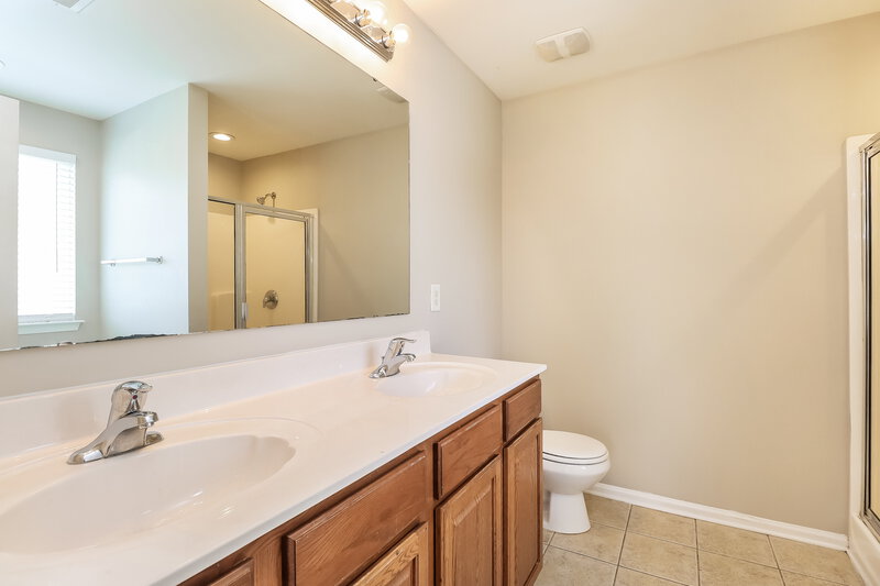 2,370/Mo, 620 Wrayhill Dr Charlotte, NC 28262 Main Bathroom View