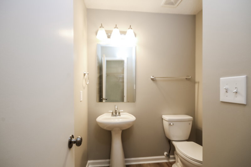 1,865/Mo, 10649 Coulport Ln Charlotte, NC 28215 Bathroom View