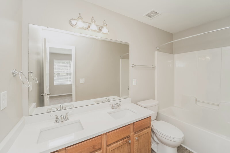 2,800/Mo, 12418 Dervish Ln Charlotte, NC 28269 Main Bathroom View