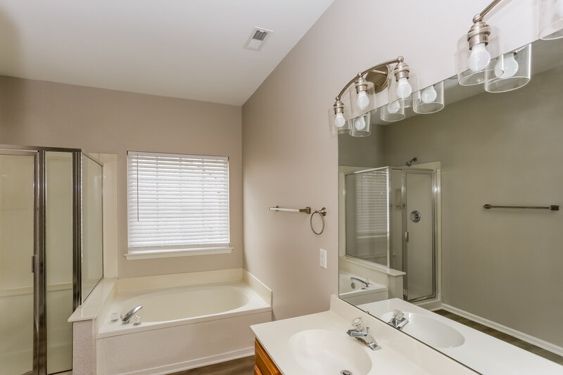2,100/Mo, 6647 Reedy Creek Rd Charlotte, NC 28215 Main Bathroom View