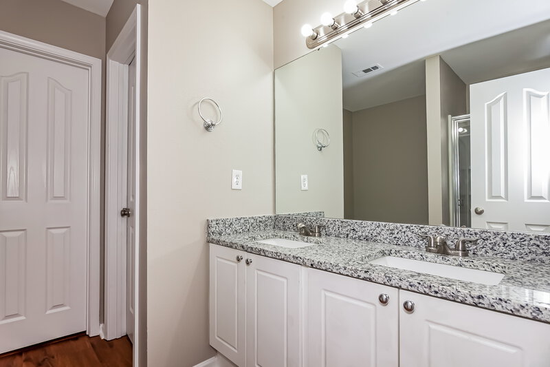2,480/Mo, 6930 Wandering Creek Dr Charlotte, NC 28216 Main Bathroom View