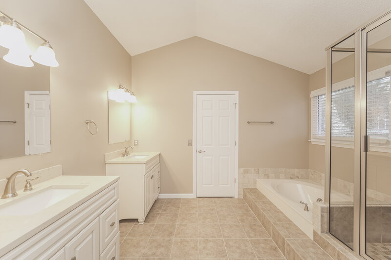 0/Mo, 4915 Benthaven Ln Charlotte, NC 28269 Main Bathroom View