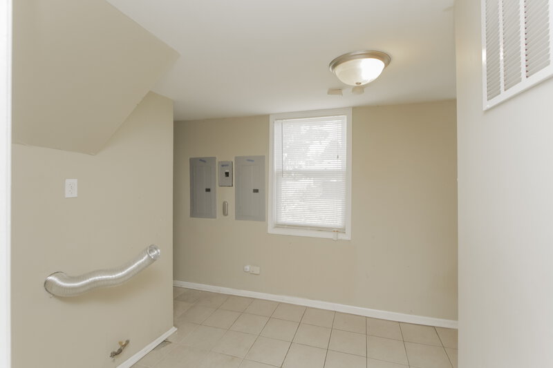 0/Mo, 4416 W Wilson Ave Unit 1 CHICAGO, IL 60630 Laundry Room View
