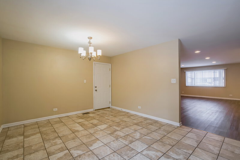 0/Mo, 5900 Woodgate Dr. Matteson, IL 60443 Dining Room View 4