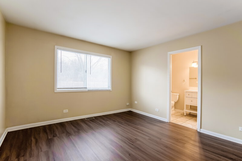 0/Mo, 5900 Woodgate Dr. Matteson, IL 60443 Main Bedroom View 2