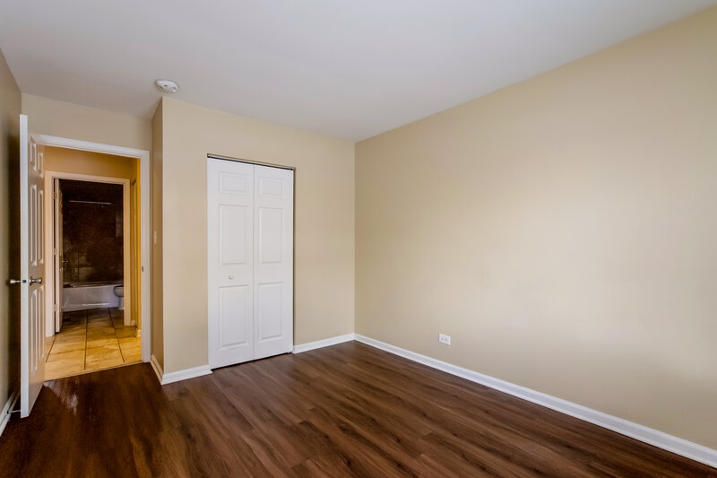 0/Mo, 5900 Woodgate Dr. Matteson, IL 60443 Main Bedroom View 3