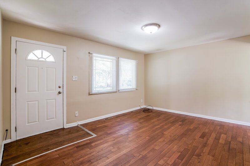 0/Mo, 417 Singapore Ln CARPENTERSVILLE, IL 60110 Living Room View 3