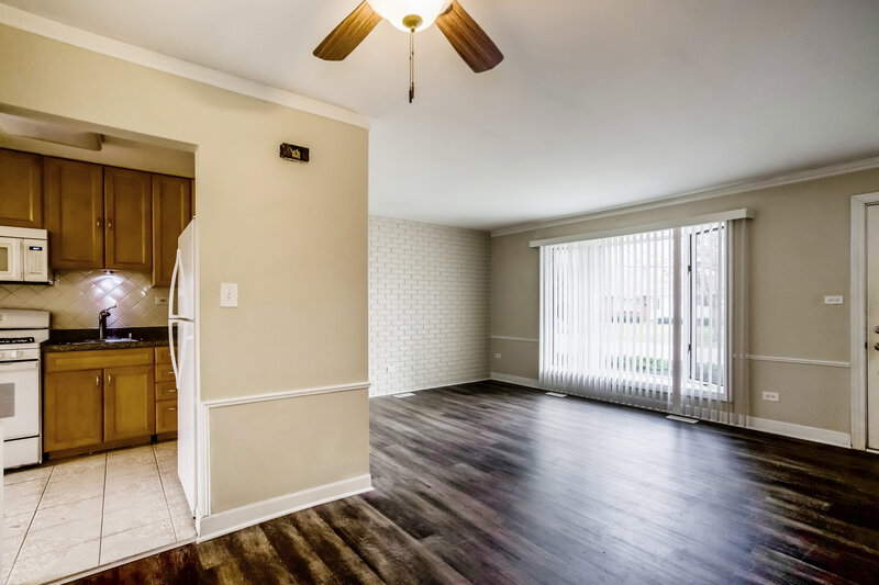 0/Mo, 404 Marvin Pl Wheeling, IL 60090 Dining Room View 3