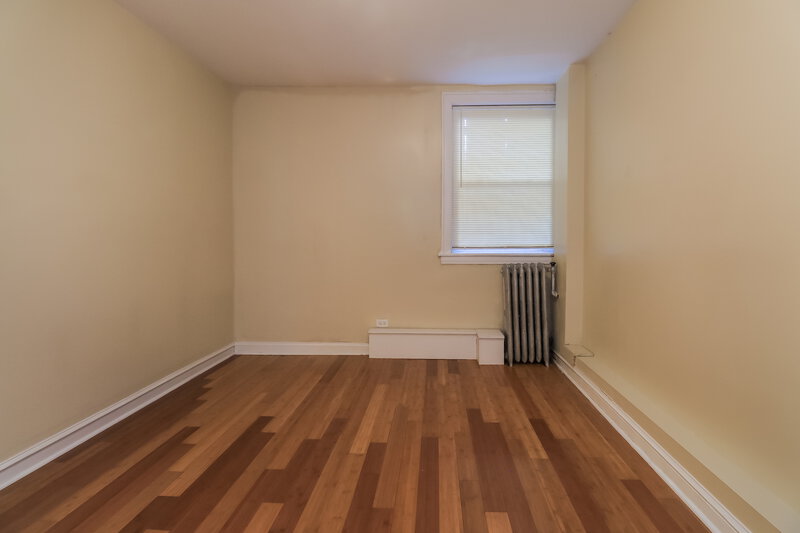 0/Mo, 818 Washington Blvd G OAK PARK, IL 60302 Living Room View 2
