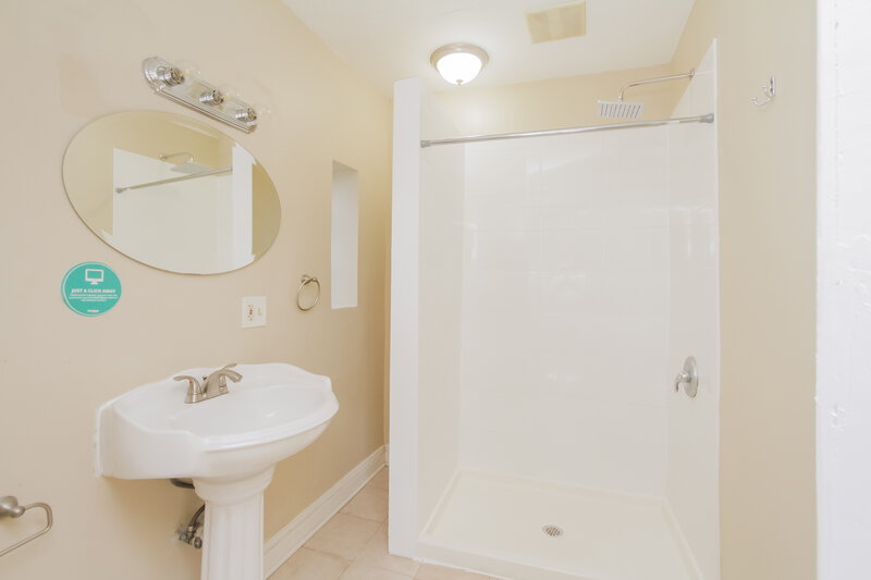 0/Mo, 1710 N Monticello Ave Chicago, IL 60647 Main Bathroom View