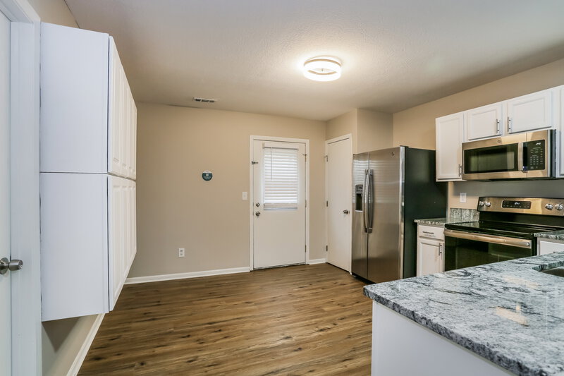 1,950/Mo, 457 Wellsleyglen Dr Columbus, OH 43207 Dining Room View