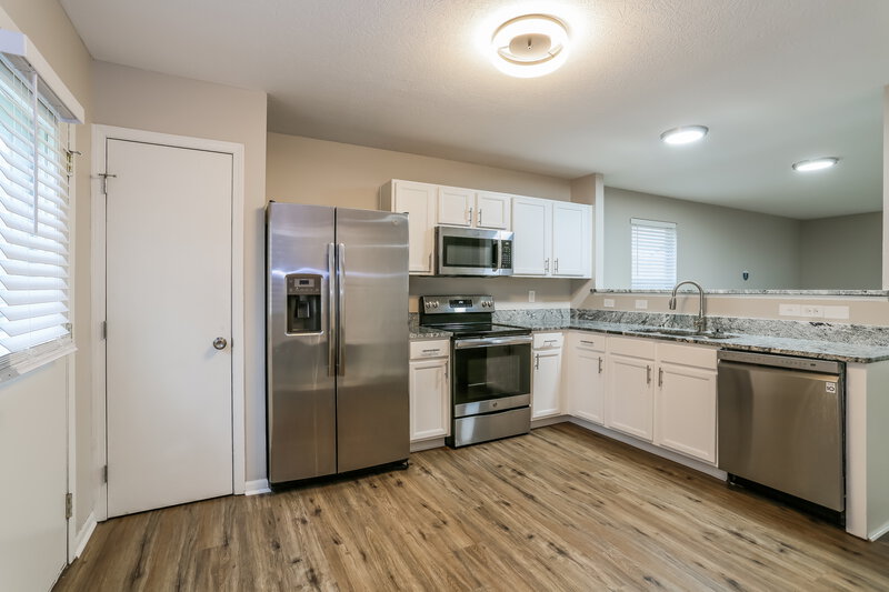 1,950/Mo, 457 Wellsleyglen Dr Columbus, OH 43207 Kitchen View