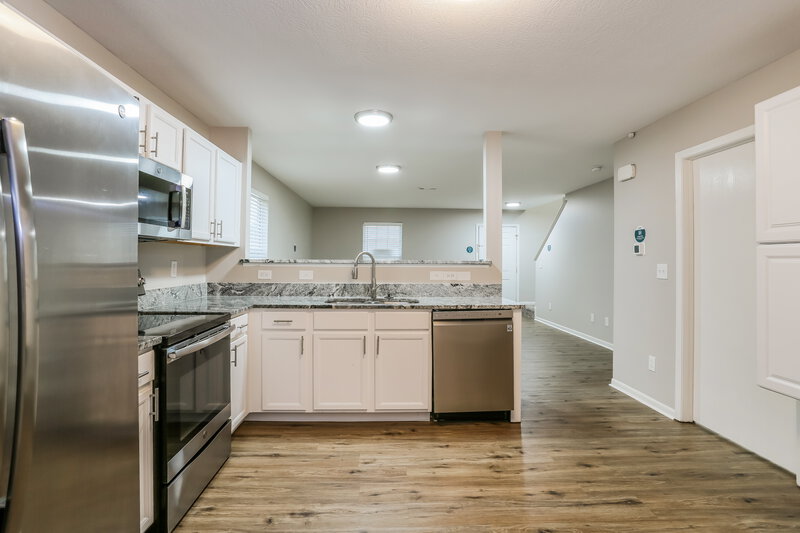 1,950/Mo, 457 Wellsleyglen Dr Columbus, OH 43207 Kitchen View 2