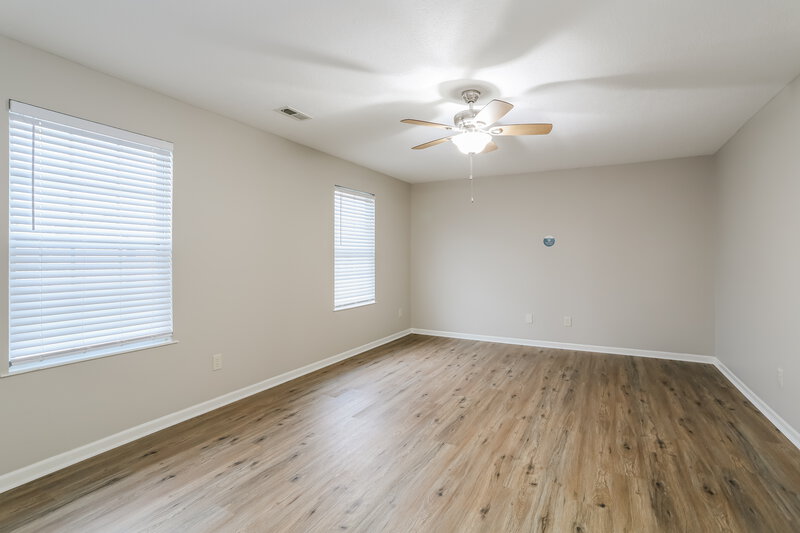 1,950/Mo, 457 Wellsleyglen Dr Columbus, OH 43207 Main Bedroom View 2