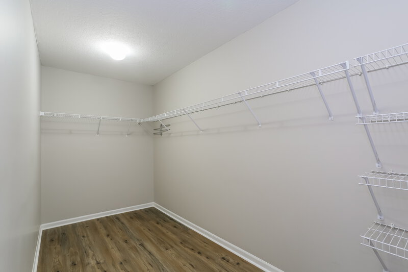 1,950/Mo, 457 Wellsleyglen Dr Columbus, OH 43207 Walk In Closet View