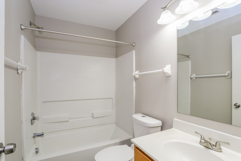 1,950/Mo, 457 Wellsleyglen Dr Columbus, OH 43207 Bathroom View