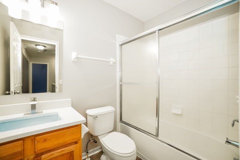 2,290/Mo, 7140 Calusa Dr Reynoldsburg, OH 43068 Bathroom View