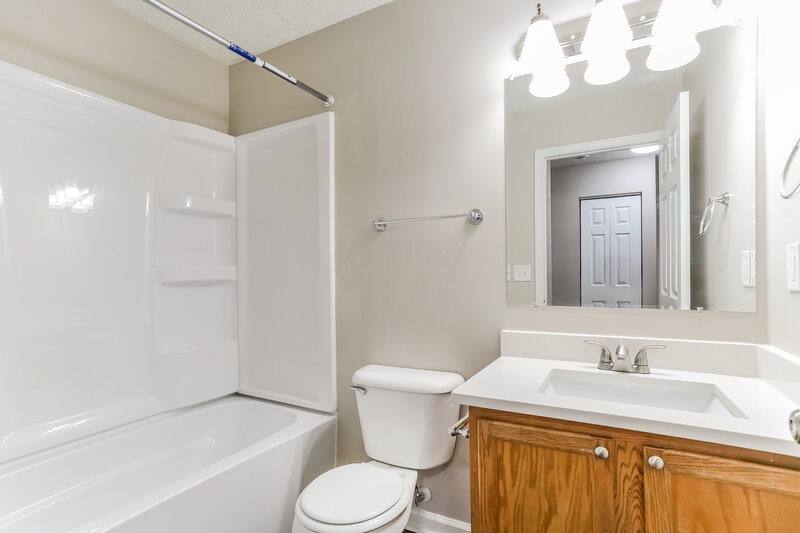 2,555/Mo, 5708 Canal Bridge Dr Canal Winchester, OH 43110 Main Bathroom View