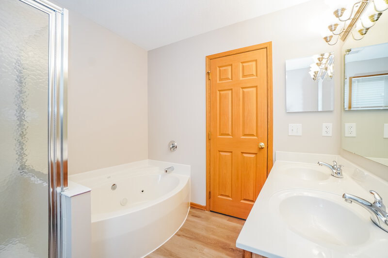 2,165/Mo, 3175 Weeping Spruce Dr Grove City, OH 43123 Main Bathroom View