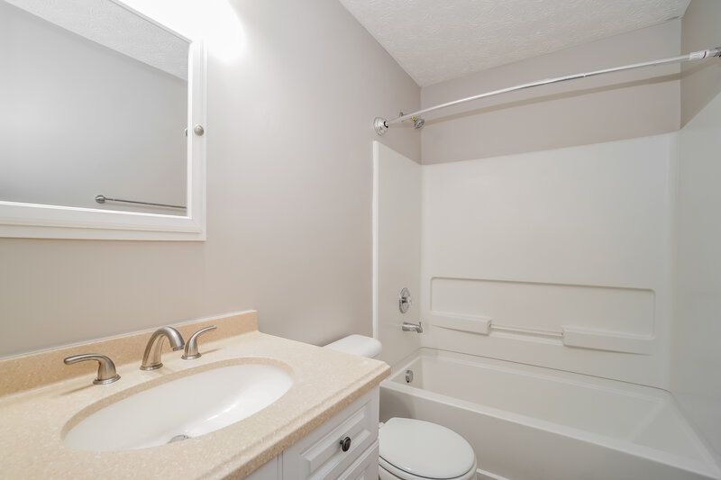 2,460/Mo, 5439 Rockhurst Dr Canal Winchester, OH 43110 Bathroom View