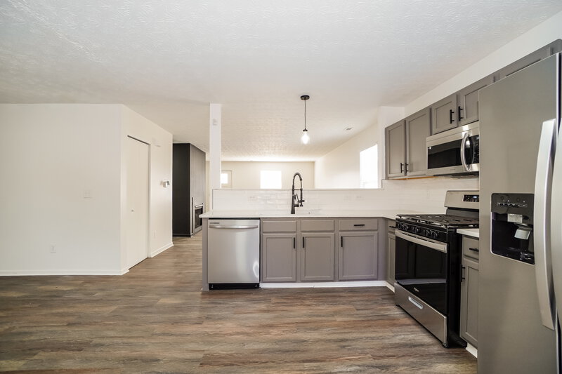 2,370/Mo, 520 Wyndham Ridge Dr Columbus, OH 43207 Kitchen View 2