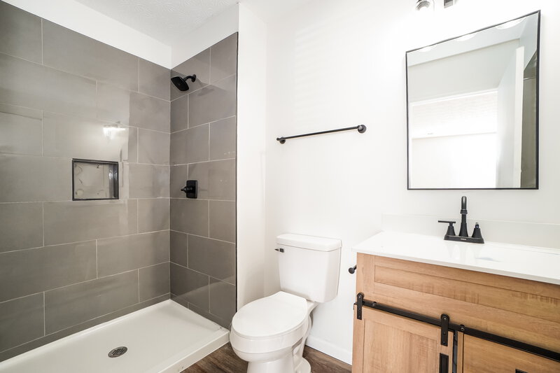 2,370/Mo, 520 Wyndham Ridge Dr Columbus, OH 43207 Main Bathroom View