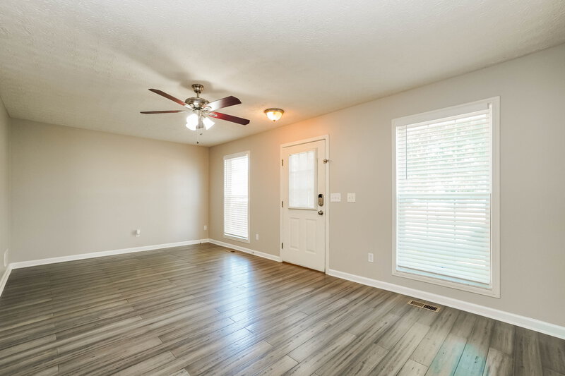 2,375/Mo, 848 Wallinger Dr Galloway, OH 43119 Living Room View 2