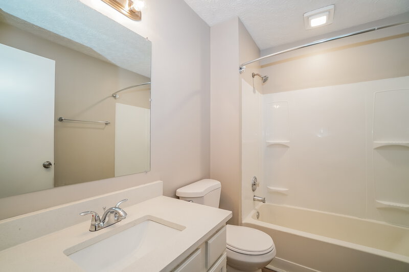 2,145/Mo, 1700 Golden Cloud Ln Columbus, OH 43228 Bathroom View