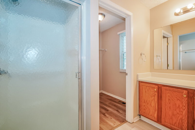 2,290/Mo, 4299 Shady Meadows Dr Grove City, OH 43123 Main Bathroom View 2
