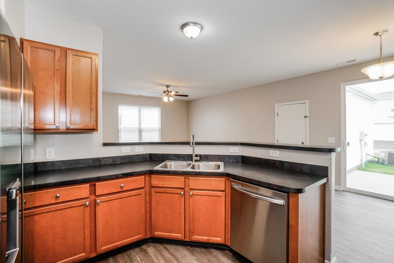 2,240/Mo, 5841 Marble Creek St Dublin, OH 43016 Kitchen View 2