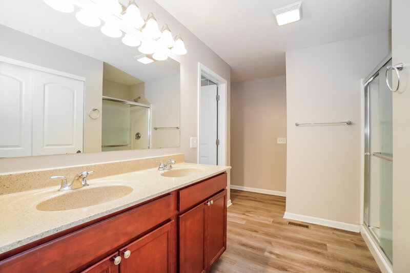 2,140/Mo, 77 Faulkner Dr Lithopolis, OH 43136 Main Bathroom View 2