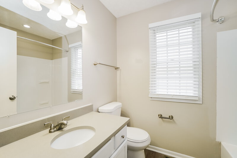 2,125/Mo, 5121 Tyler Henry Dr Canal Winchester, OH 43110 Main Bathroom View