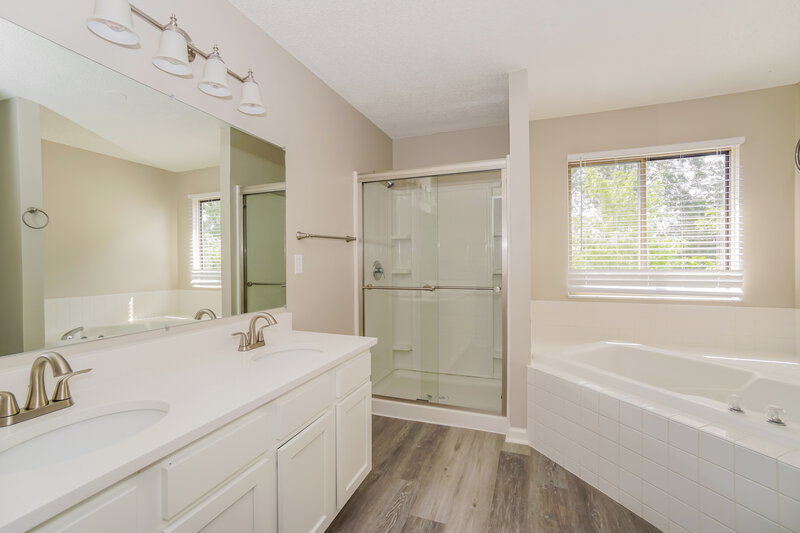 2,535/Mo, 7303 Fallow Trail Dr Reynoldsburg, OH 43068 Main Bathroom View