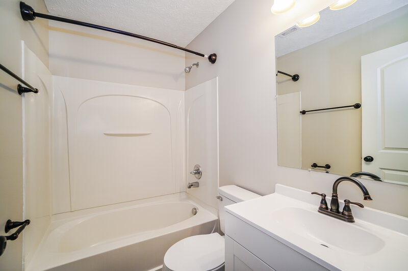 2,255/Mo, 8782 Olenmead Dr Lewis Center, OH 43035 Main Bathroom View