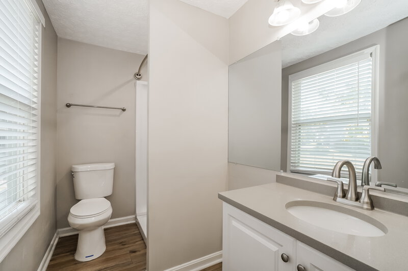 2,150/Mo, 3220 Westmills Dr Columbus, OH 43204 Main Bathroom View