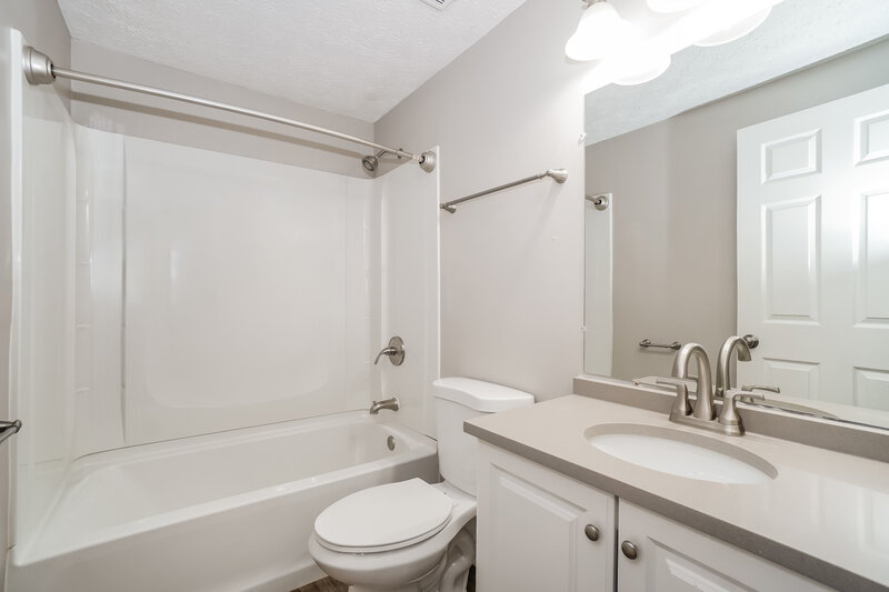 2,150/Mo, 3220 Westmills Dr Columbus, OH 43204 Bathroom View