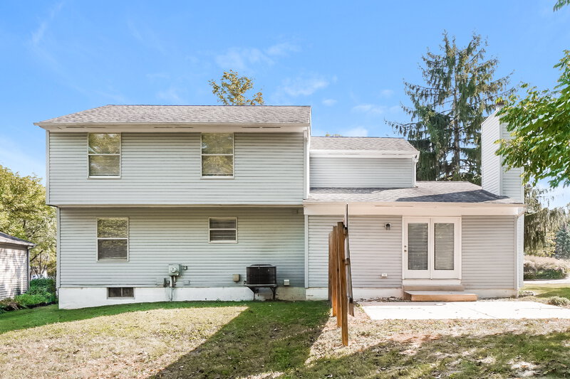 2,150/Mo, 3220 Westmills Dr Columbus, OH 43204 Rear View 2