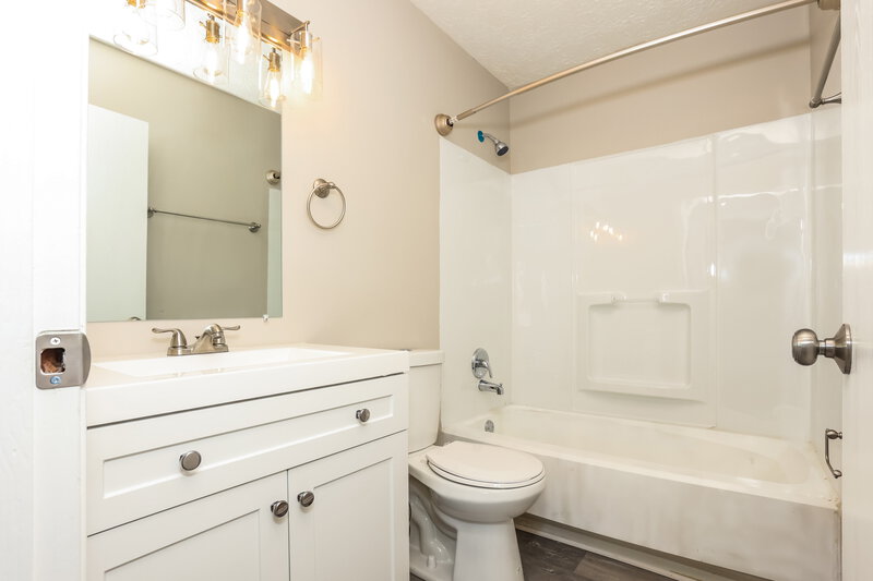 2,115/Mo, 3048 Bocastle Ct Reynoldsburg, OH 43068 Main Bathroom View