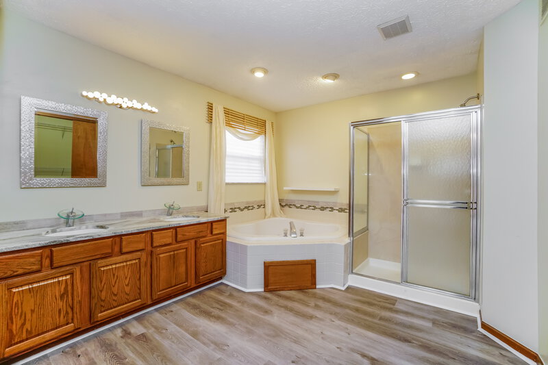 2,665/Mo, 6809 Riverside Glen Ct Dublin, OH 43017 Main Bathroom View