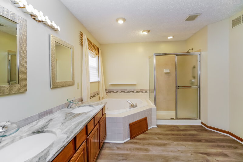 2,665/Mo, 6809 Riverside Glen Ct Dublin, OH 43017 Main Bathroom View 2