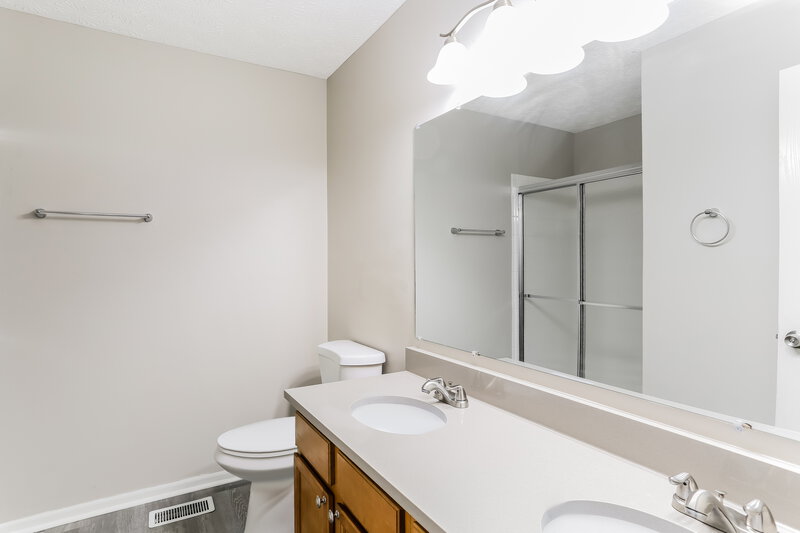 1,930/Mo, 1414 Ithaca Dr Columbus, OH 43228 Main Bathroom View