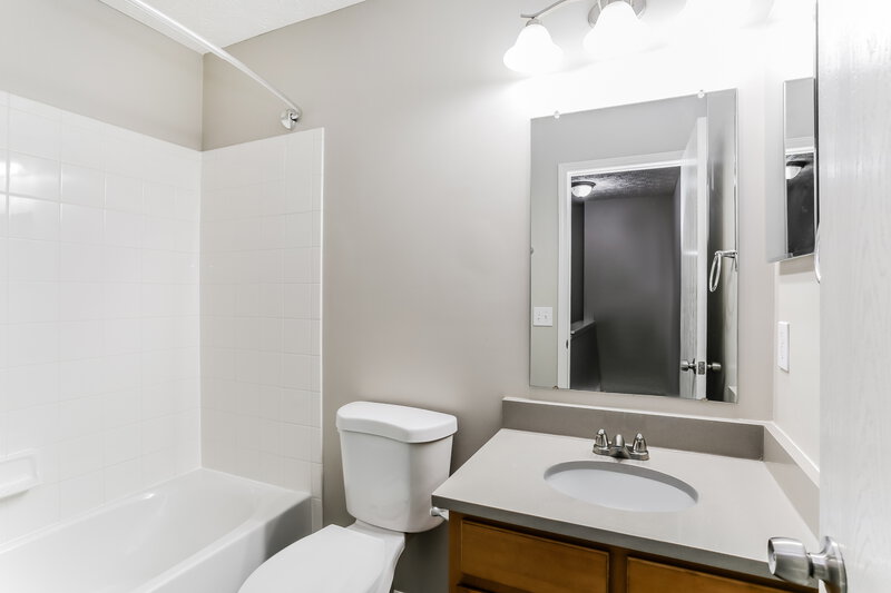 1,930/Mo, 1414 Ithaca Dr Columbus, OH 43228 Bathroom View