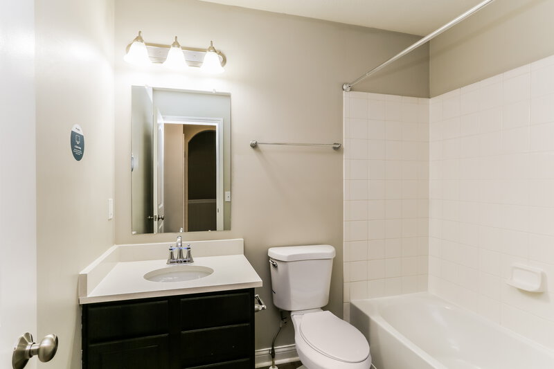 2,535/Mo, 349 Cloverhill Dr Galloway, OH 43119 Bathroom View