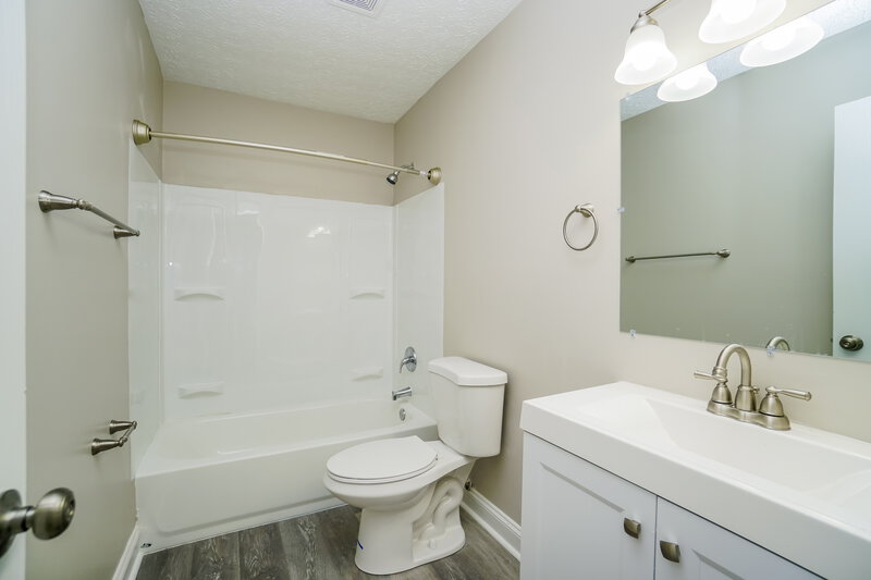1,970/Mo, 828 Spivey Ln Galloway, OH 43119 Bathroom View