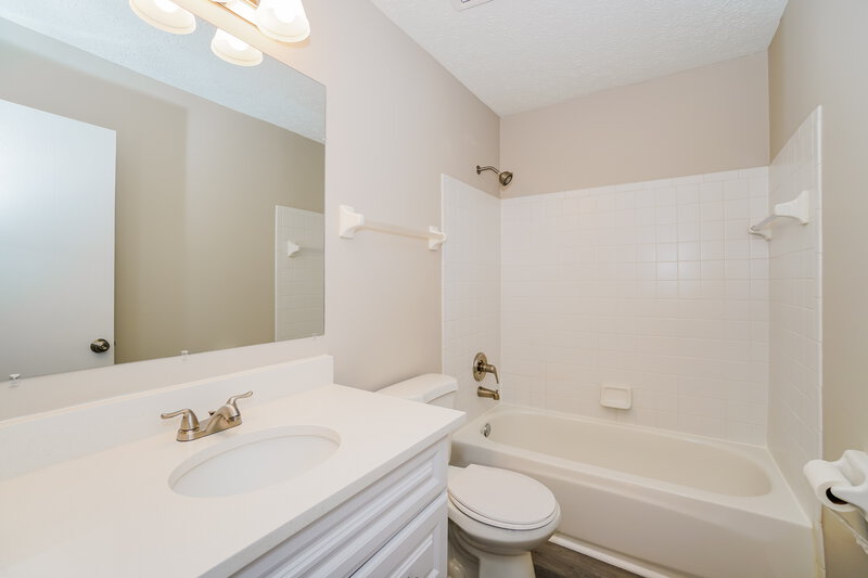 2,510/Mo, 900 Larkfield Dr Worthington, OH 43085 Bathroom View